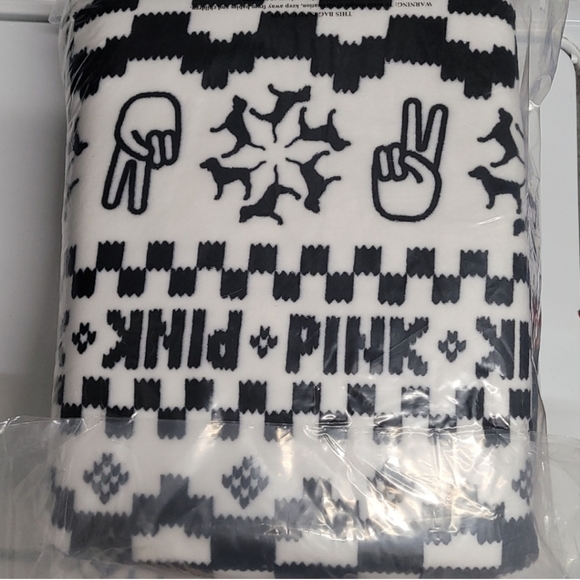 NWT VS "PINK"  BLANKET - Picture 7 of 8